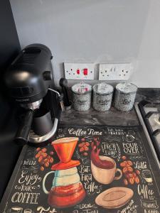 eine Küchentheke mit einer Kaffeemaschine auf dem Tisch in der Unterkunft Tayy’s Inn in Birmingham