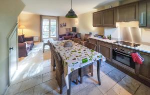 Η κουζίνα ή μικρή κουζίνα στο Nice Home In Saint-Laurent-De-La-Cabrerisse