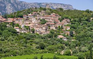 un pueblo al lado de una montaña en Gorgeous Home In Saint-laurent-de-la-cabrerisse With Wifi, en Saint-Laurent-de-la-Cabrerisse