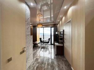 un couloir avec une cuisine et une salle à manger dans l'établissement Steps Batumi - One Bedroom corner unit ocean view, à Batoumi