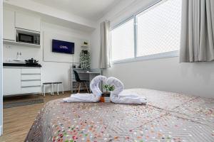 a white bedroom with a bed with a heart shaped mattress at Calmo Studio no Metrô Belém/H. CEMA in Sao Paulo