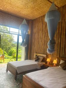 賽德曼的住宿－Lumbung ayu sari and spa，一间卧室设有两张床和窗户。