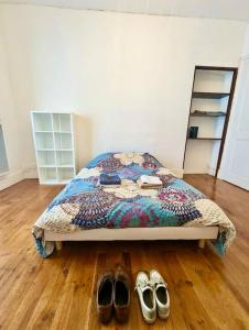 グルノーブルにある*Très beau T2 en plein Hypercentreのベッドルーム1室(ベッド1台、靴2足付)