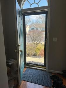 una puerta abierta con vistas a un patio en Condo Townhome - Cleveland Lake Area 