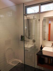 un baño con ducha y lavabo en Lago, en Manyana