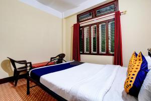 a bedroom with a bed and a window at SPOT ON City Lodge Ganeshguri in Dispur