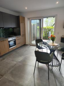 ein Wohnzimmer mit einem Tisch und Stühlen sowie eine Küche in der Unterkunft Ferienwohnung Ott in Bad Endorf