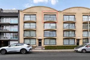two cars parked in front of a building at Kievit 0302 B3 3Ev in Wenduine