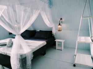 Riu del Mar Hostel tesisinde bir odada yatak veya yataklar