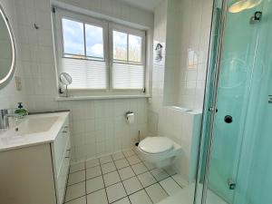 Et badeværelse på Neddesitz - Fewo - 30 - Block + 12 billeder