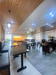 um quarto com uma mesa de pingue-pongue no meio em JRP Vanyard Resort Hotel em Kalibo