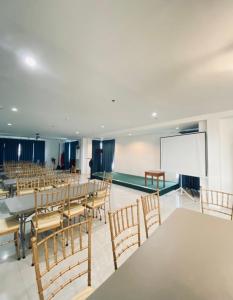einen Konferenzraum mit einem langen Tisch und Stühlen in der Unterkunft JRP Vanyard Resort Hotel in Kalibo