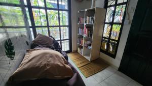 ein Wohnzimmer mit Sofa und Bücherregal in der Unterkunft Knight Residence in Pantai Cenang