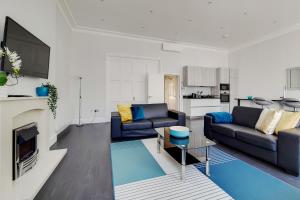 uma sala de estar com dois sofás e uma televisão em Marylebone - MCR Residences em Londres