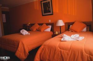 Dos camas en una habitación de hotel con toallas. en Hotel San Andrés, en San Andrés