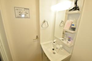 東京にあるEnzo iogiのバスルーム(洗面台、鏡付)