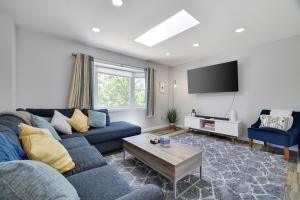 un soggiorno con divano blu e TV di SummitTerrace Comfy Getaway-Centralized Location a East Stroudsburg