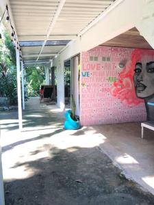 un edificio con una pared con una pintura de una mujer en Cozy and romantic Studio Casa Aldebaran - Quelito, en Cocles