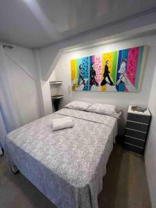1 dormitorio con 1 cama con 2 toallas en Cozy and romantic Studio Casa Aldebaran - Quelito, en Cocles