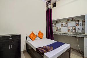 Un pat sau paturi într-o cameră la OYO Hotel Jmd Residency