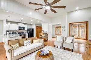 Η κουζίνα ή μικρή κουζίνα στο Golf Course Views Condo in Blue Ridge Mountains!