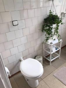 Ein Badezimmer in der Unterkunft Quarto, em apartamento retrô na Vila Mariana
