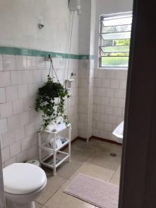 Ein Badezimmer in der Unterkunft Quarto, em apartamento retrô na Vila Mariana
