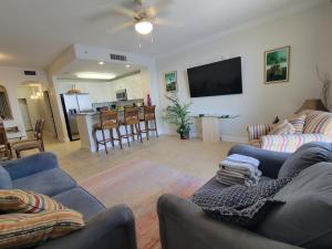 uma sala de estar com dois sofás e uma cozinha em Lakeview Condo Hotel near Disney em Orlando