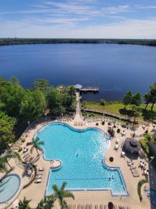 uma vista aérea de uma piscina de resort com um lago em Lakeview Condo Hotel near Disney em Orlando