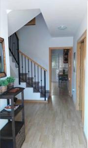 un pasillo con una escalera en una casa en Apartamento Cornalvo, en Trujillanos