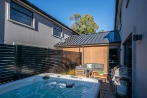 eine Badewanne vor dem Haus in der Unterkunft Villa Lusso - unwind in luxury and relax in the hot tub in Queenstown