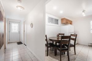 une cuisine et une salle à manger avec une table et des chaises dans l'établissement 2 bedroom apartment in Lasalle - 72A, à Montréal
