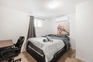 een slaapkamer met een bed, een bureau en een stoel bij 2 bedroom apartment in Lasalle - 72A in Montreal