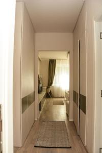 un couloir avec une chambre avec salle de bains dans l'établissement Apartment Venera A&M, à Šabac