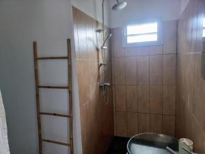 Vonios kambarys apgyvendinimo įstaigoje Tropi Kay' Location - Bungalow avec jacuzzi