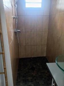 Vannituba majutusasutuses Tropi Kay' Location - Bungalow avec jacuzzi