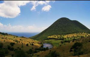 uma vista para duas montanhas com um lago no meio em Tropi Kay' Location - Bungalow avec jacuzzi em Le Diamant