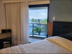 una camera da letto con balcone affacciato sull'oceano di Natal Hisort Piramide Natal a Natal Altre 13 foto