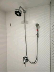 a shower with a shower head in a bathroom at Hisort Piramide Natal in Natal