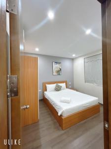 Cama o camas de una habitación en Asahi Luxstay - FLC Green Home Pham Hung 2Br Apartment