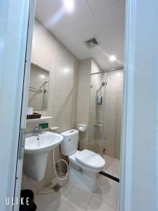 y baño con aseo, lavabo y ducha. en Asahi Luxstay - FLC Green Home Pham Hung 2Br Apartment, en Hanói