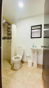 y baño con aseo, ducha y lavamanos. en FINCA HOTEL JARDIN CAFETERO DEL QUINDIO, en Quimbaya