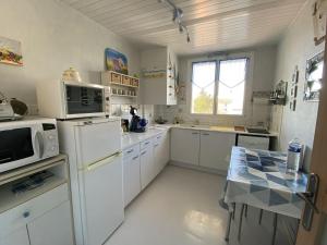 Кухня або міні-кухня у Appartement La Bernerie-en-Retz, 2 pièces, 4 personnes - FR-1-612-133