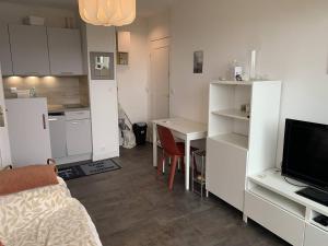Kleines Apartment mit einer Küche und einem Wohnzimmer. in der Unterkunft Appartement Cabourg, 2 pièces, 4 personnes - FR-1-465-107 in Cabourg
