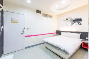Postel nebo postele na pokoji v ubytování 柜富賓王旅店-台北館 Giant Rich King Plaza Hotel