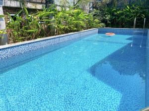 順化的住宿－Golden Star Villa Hue，一座蓝色的大游泳池,里面装有飞盘