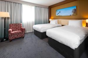 德比的住宿－假日德比河光酒店，酒店客房,配有两张床和椅子