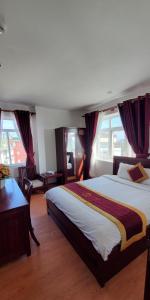 Postel nebo postele na pokoji v ubytování Tâm Dung Hotel Đà Lạt