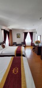 Postel nebo postele na pokoji v ubytování Tâm Dung Hotel Đà Lạt