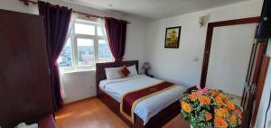Postel nebo postele na pokoji v ubytování Tâm Dung Hotel Đà Lạt + 18 fotografií